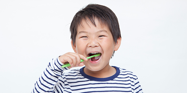 歯磨きをする子ども