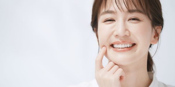 白い歯を見せて笑う女性